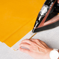 Taśma termo siatka na papierze z klejem do skracania tkanin