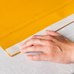 Taśma termo siatka na papierze z klejem do skracania tkanin