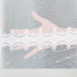 Firanka haftowana ze wzorem pasowym 082936 Firanka haftowana ze wzorem pasowym 082936