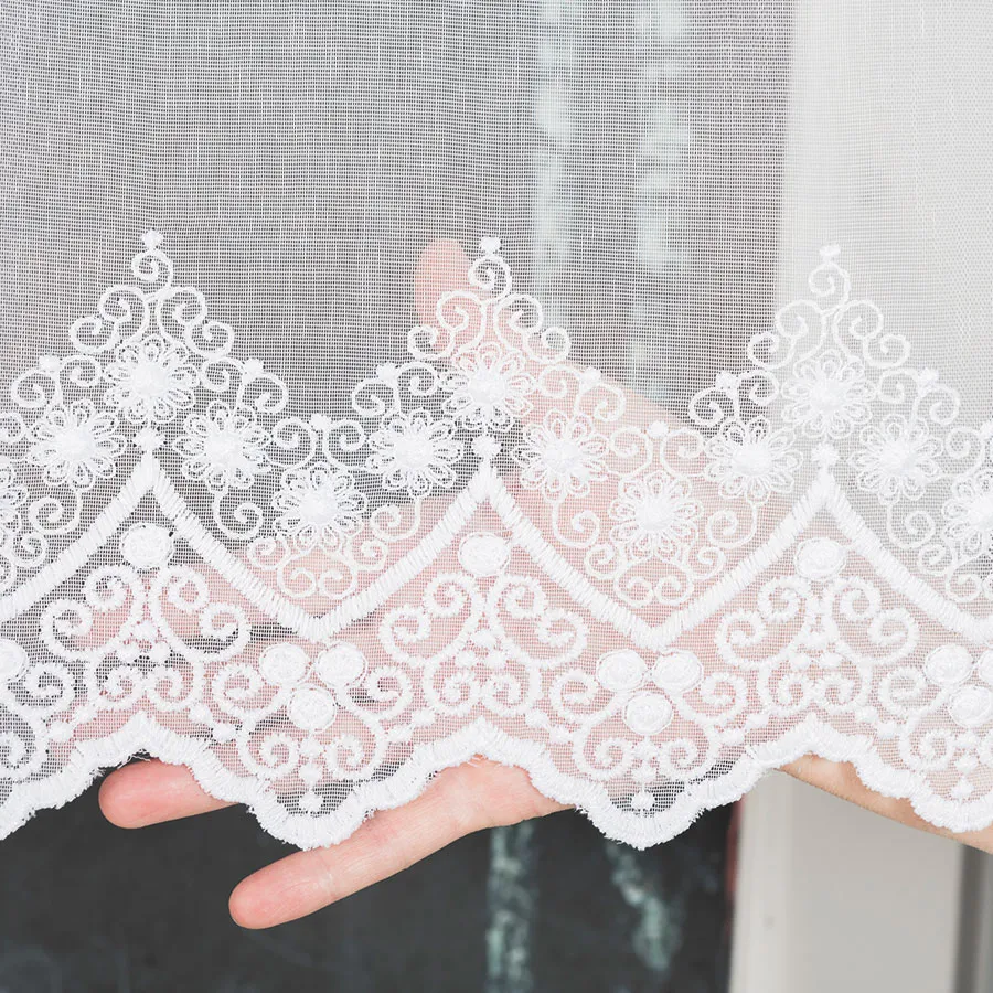 Firanka haftowana ze wzorem na samym dole 123397