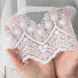 Firanka haftowana ze wzorem na samym dole 123397