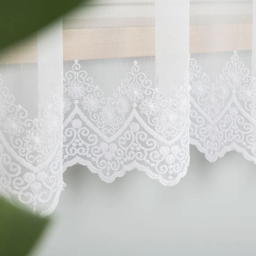 Firanka haftowana ze wzorem na samym dole 123397