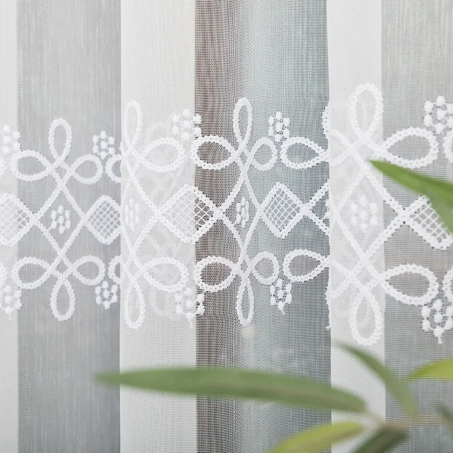 Firanka haftowana ze wzorem pasowym 713317