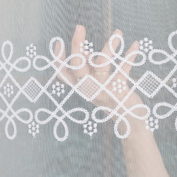 Firanka haftowana ze wzorem pasowym 713317