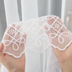 Firanka haftowana ze wzorem pasowym 713317