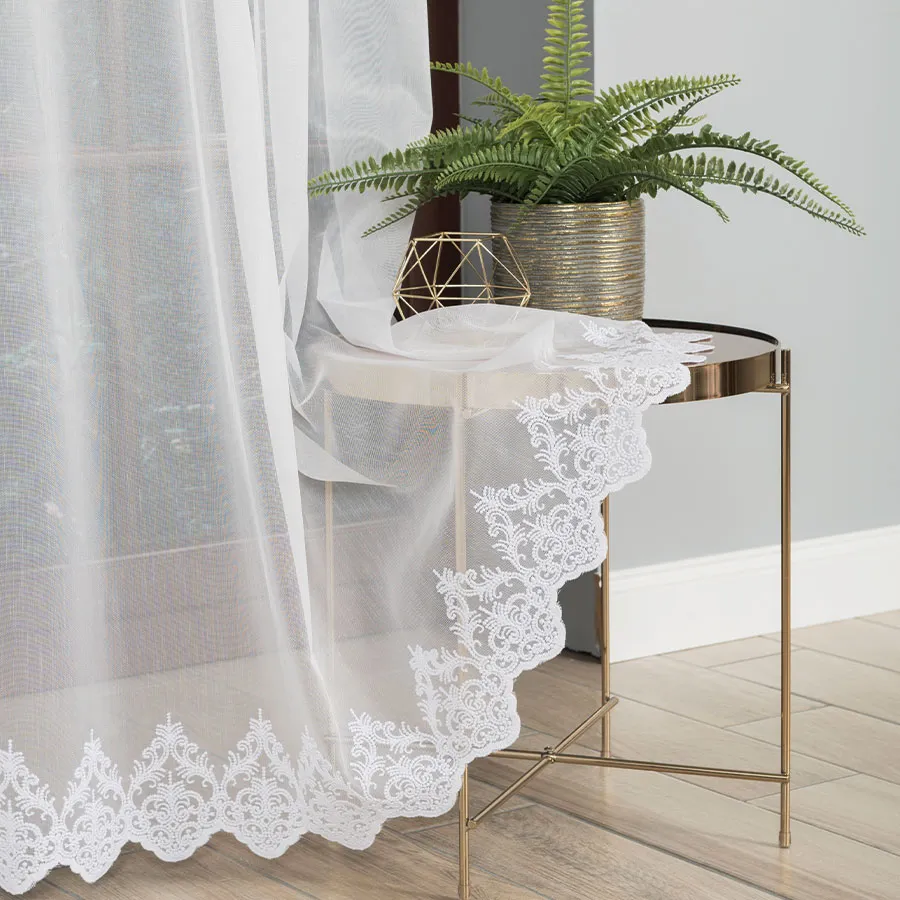 Firanka haftowana ze wzorem na samym dole 123592