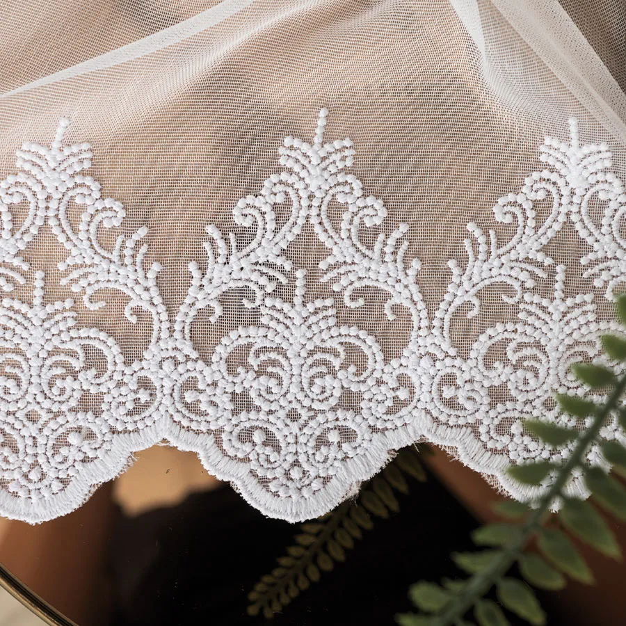 Firanka haftowana ze wzorem na samym dole 123592