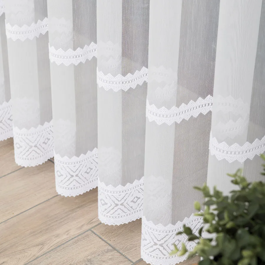 Firanka haftowana ze wzorem pasowym 127111