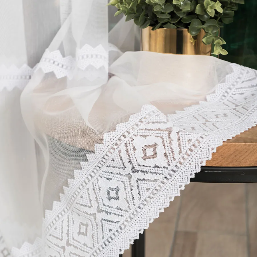 Firanka haftowana ze wzorem pasowym 127111