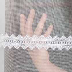 Firanka haftowana ze wzorem pasowym 127111