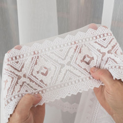 Firanka haftowana ze wzorem pasowym 127111