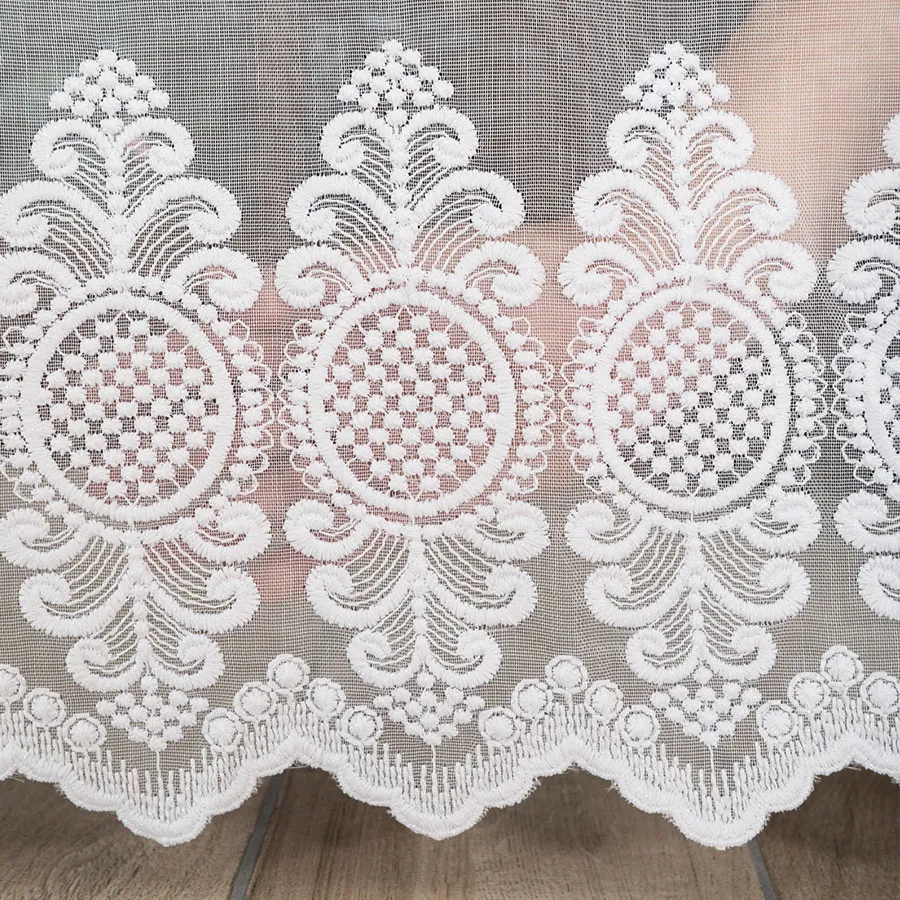 Firanka haftowana ze wzorem na samym dole 127102