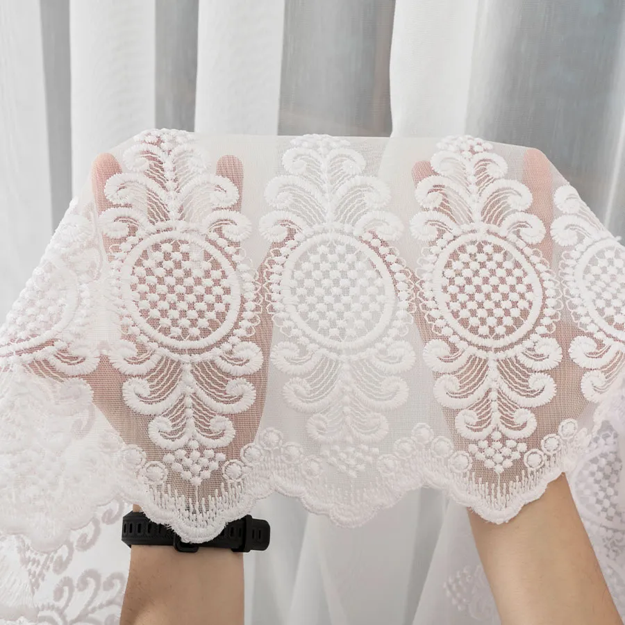 Firanka haftowana ze wzorem na samym dole 127102