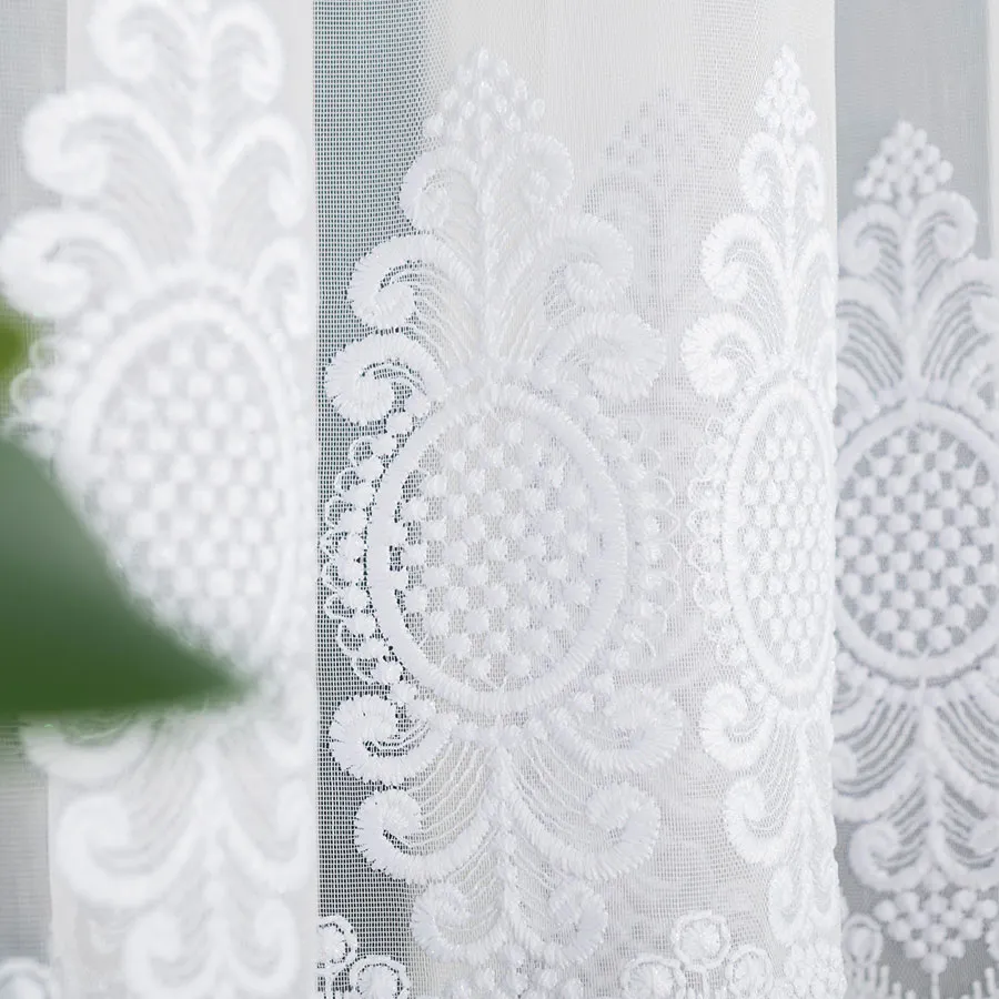 Firanka haftowana ze wzorem na samym dole 127102