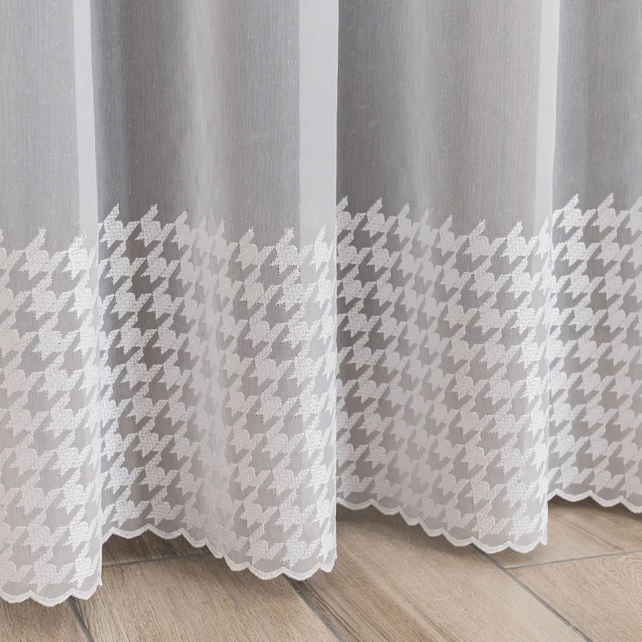 Firanka gotowa haftowana z taśmą PEPITKA