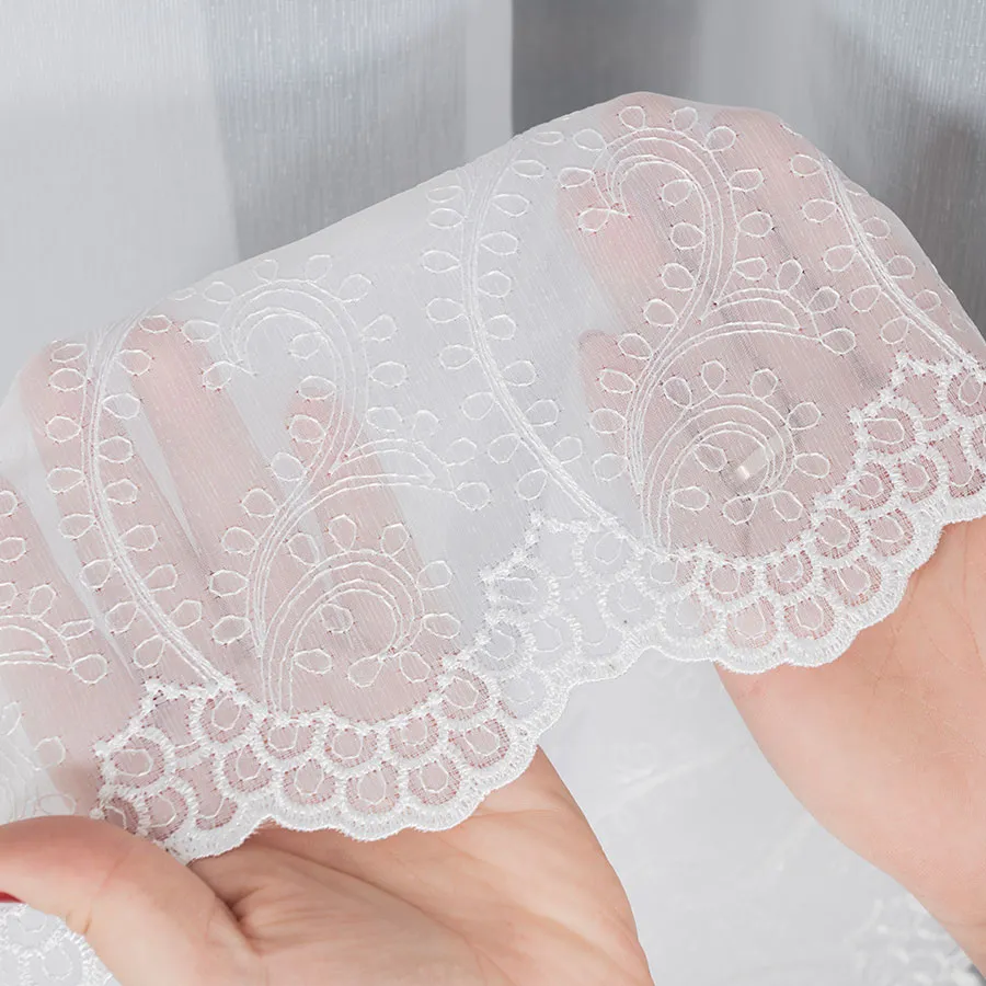 Firanka gotowa haftowana z taśmą GATITOS