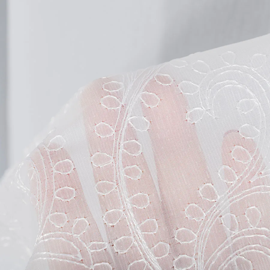 Firanka gotowa haftowana z taśmą GATITOS