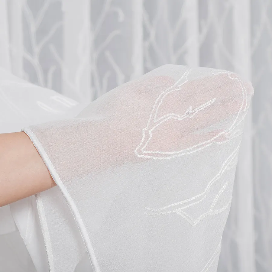 Firanka gotowa haftowana z taśmą RAMITAS