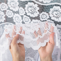 Firanka żakardowa ze wzorem pasowym 044136