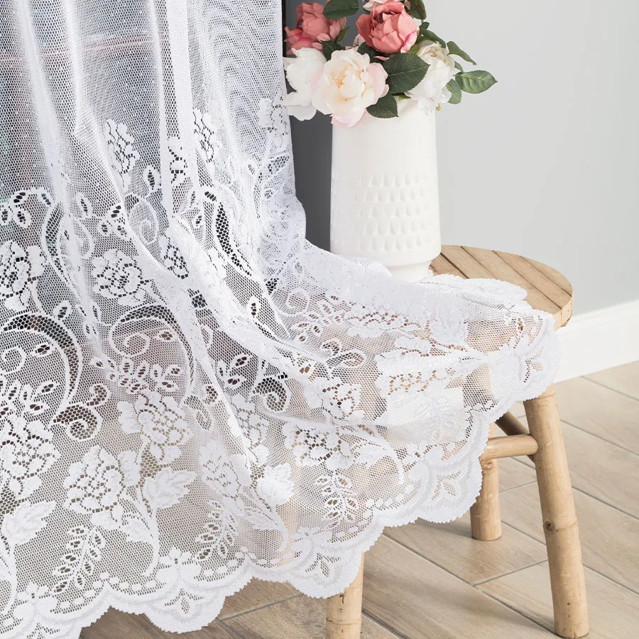 Firanka żakardowa ze wzorem pasowym 638085
