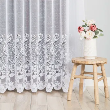 Firanka żakardowa ze wzorem pasowym 638085