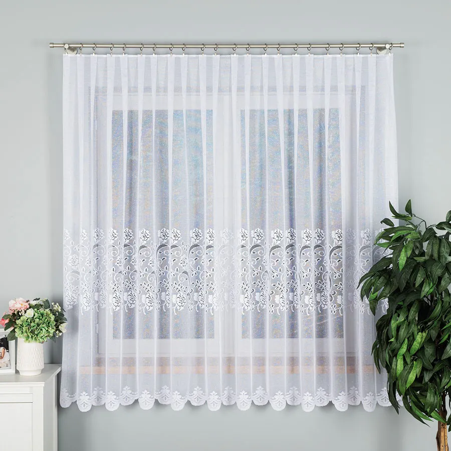 Firanka żakardowa ze wzorem pasowym 638085