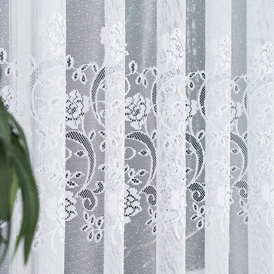 Firanka żakardowa ze wzorem pasowym 638085