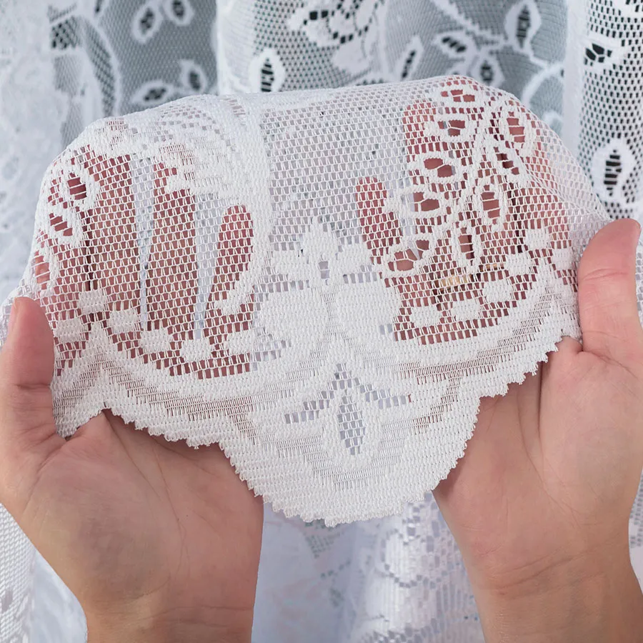 Firanka żakardowa ze wzorem pasowym 638085