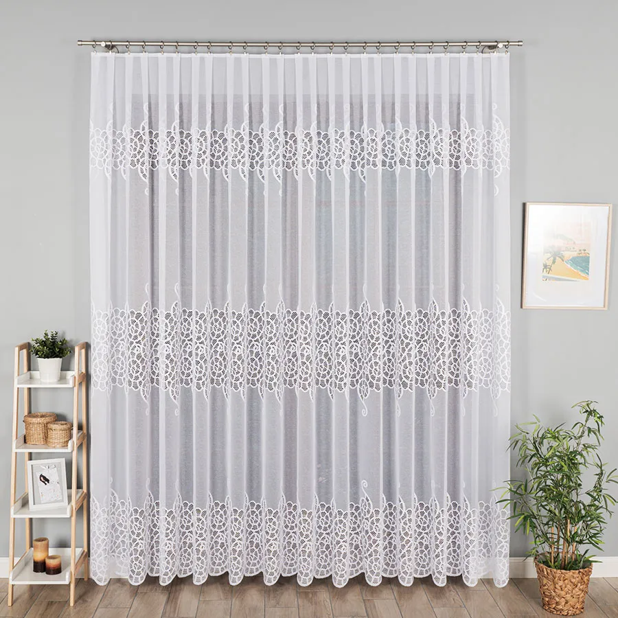 Firanka żakardowa ze wzorem pasowym 355000