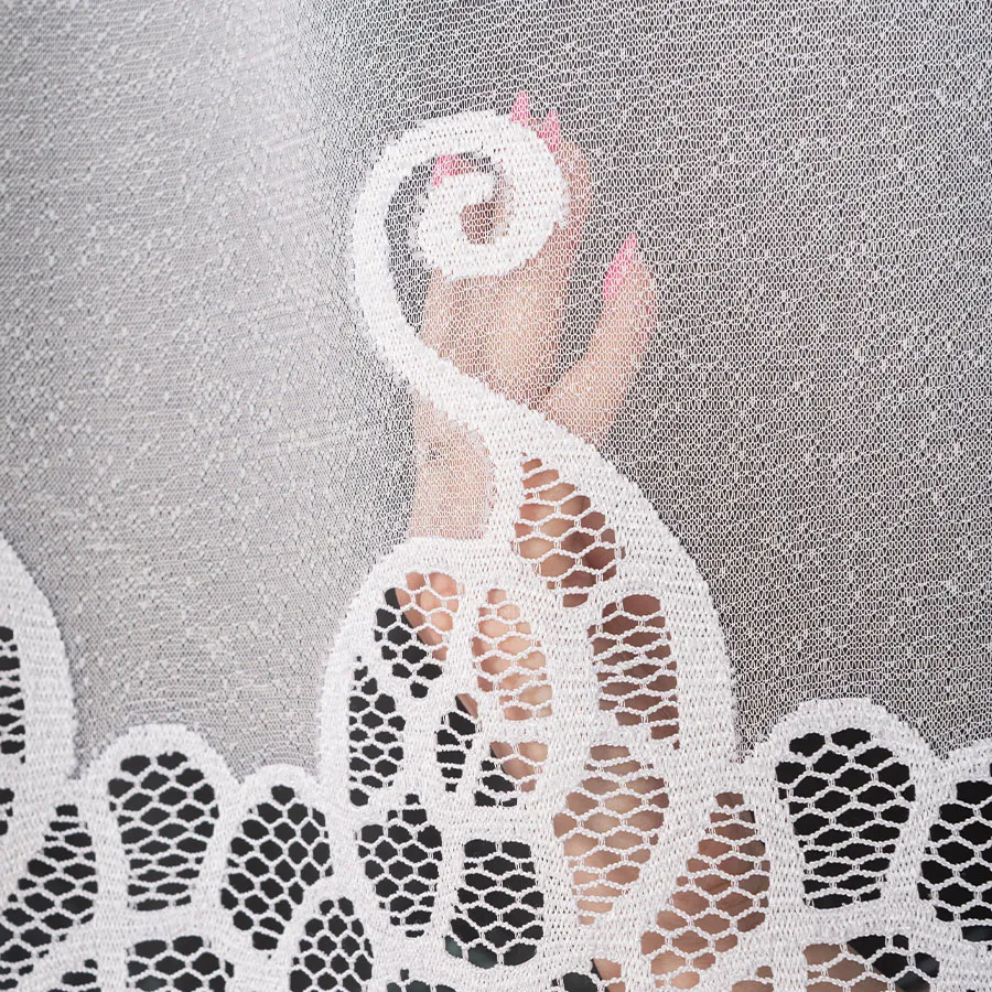 Firanka żakardowa ze wzorem pasowym 355000