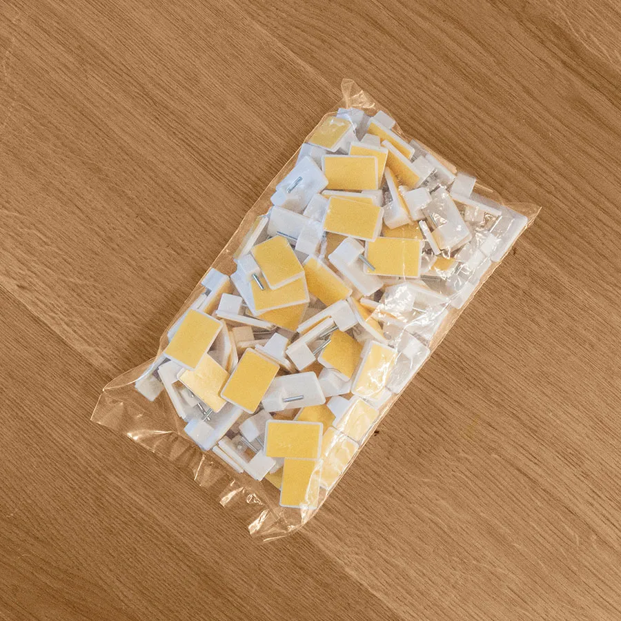 Element samoprzylepny biały