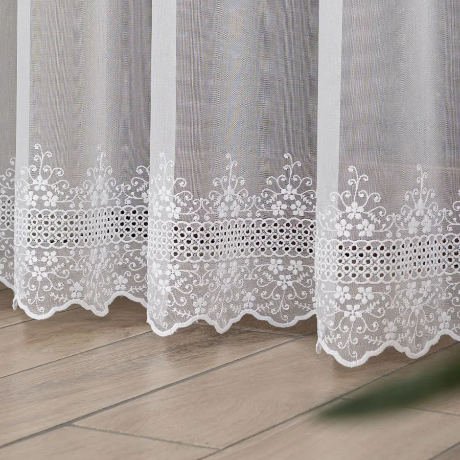 Firanka haftowana ze wzorem pasowym 013293