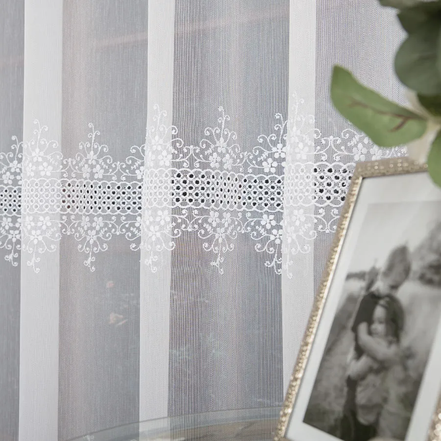 Firanka haftowana ze wzorem pasowym 013293
