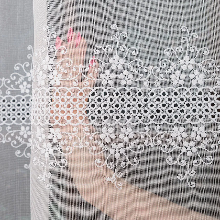 Firanka haftowana ze wzorem pasowym 013293