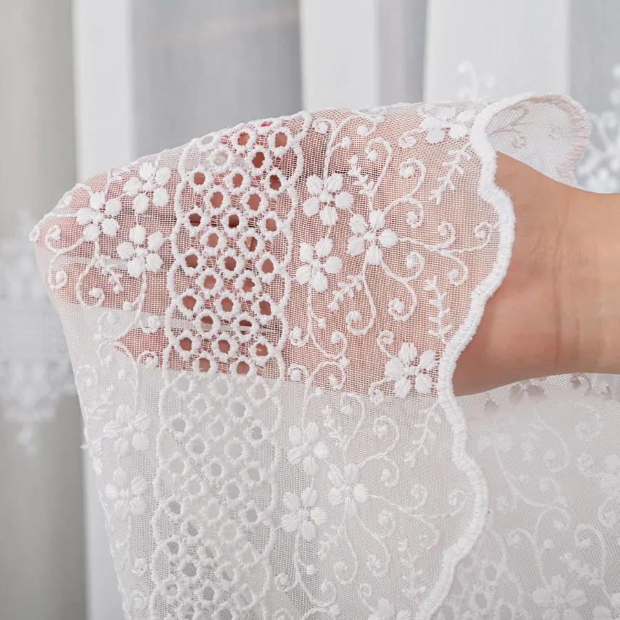 Firanka haftowana ze wzorem pasowym 013293