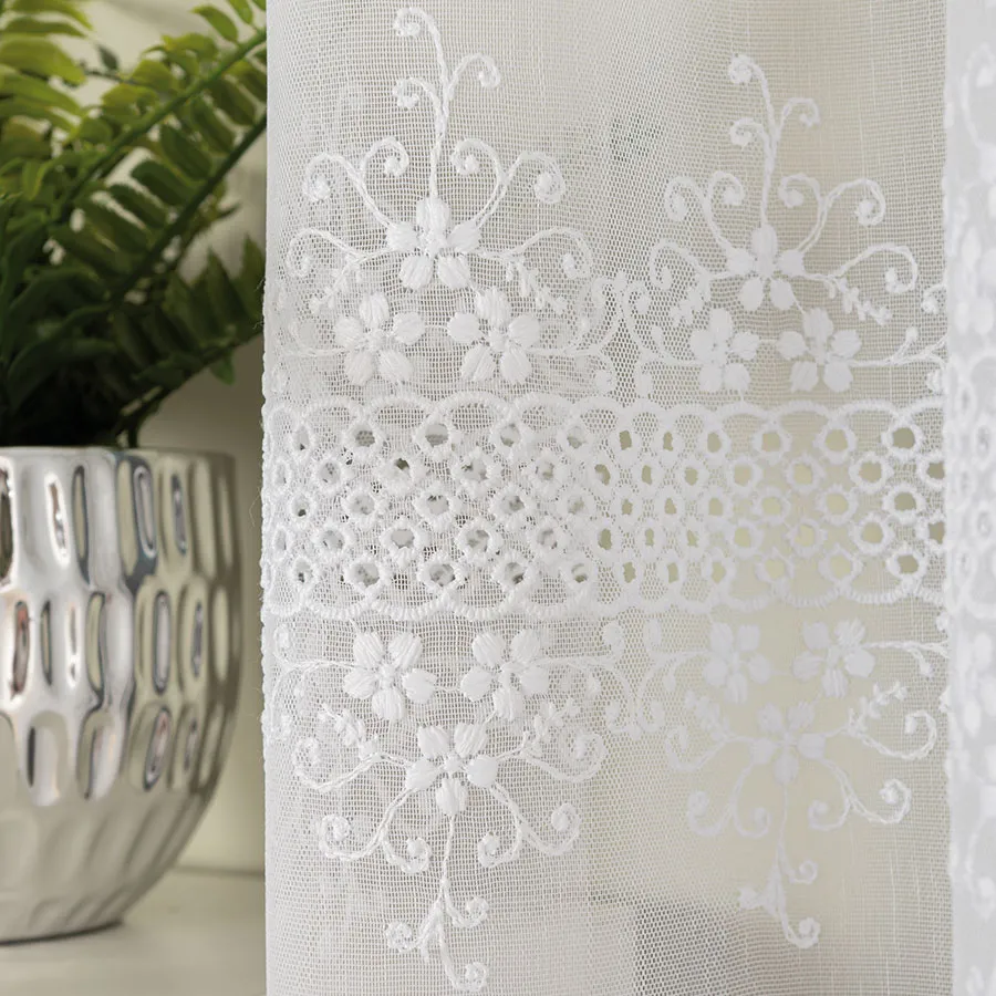 Firanka haftowana ze wzorem pasowym 013293