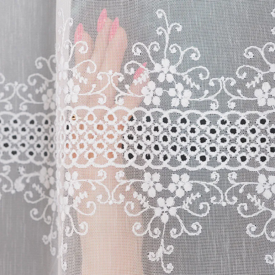 Firanka haftowana ze wzorem pasowym 013293