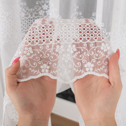 Firanka haftowana ze wzorem pasowym 013293