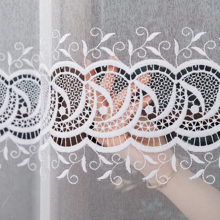 Firanka z aplikacją na markizecie ze wzorem pasowym 008828