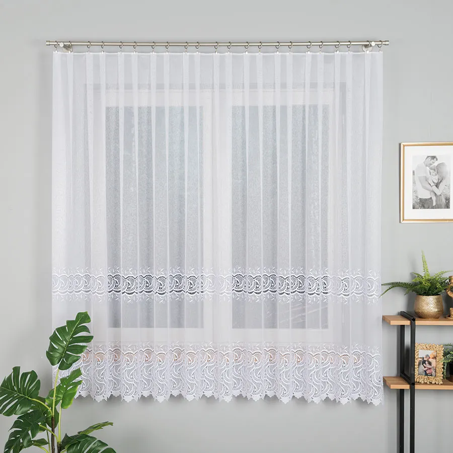 Firanka z aplikacją na markizecie ze wzorem pasowym 008828