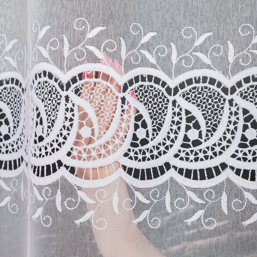 Firanka z aplikacją na markizecie ze wzorem pasowym 008828