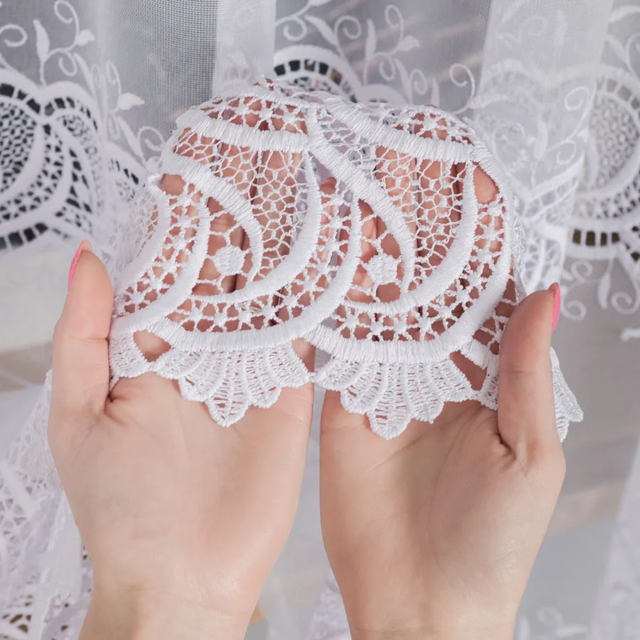 Firanka z aplikacją na markizecie ze wzorem pasowym 008828