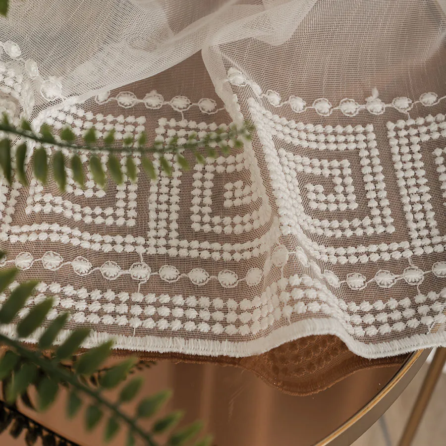 Firanka haftowana ze wzorem na samym dole 127195