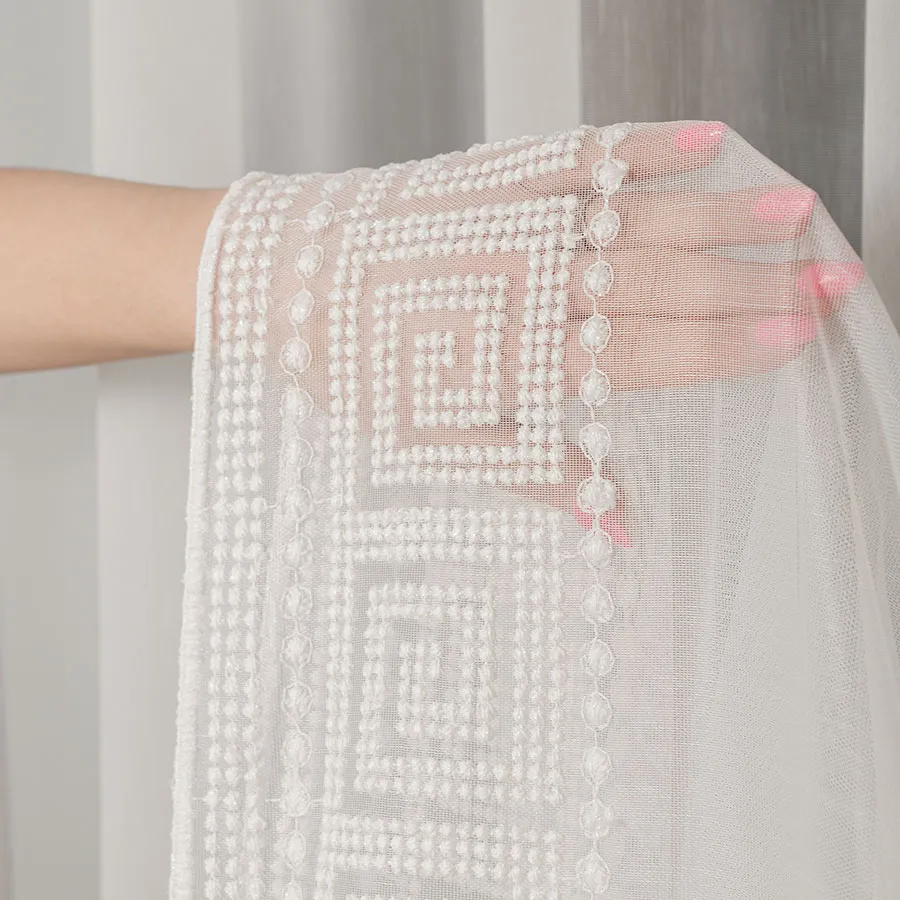 Firanka haftowana ze wzorem na samym dole 127195