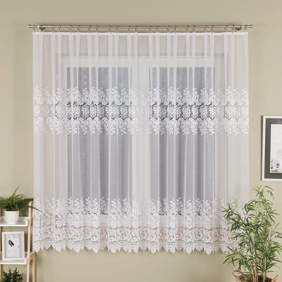 Firanka żakardowa ze wzorem pasowym 015327