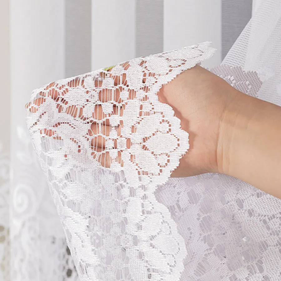 Firanka żakardowa ze wzorem pasowym 015327