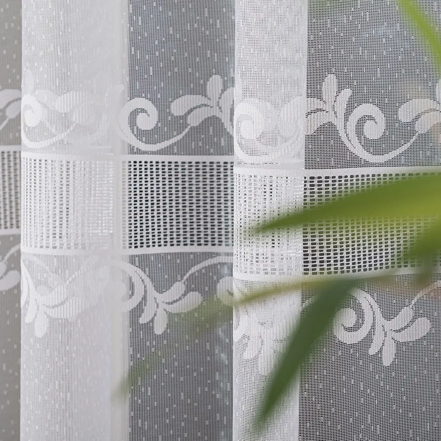 Firanka żakardowa ze wzorem pasowym 054316