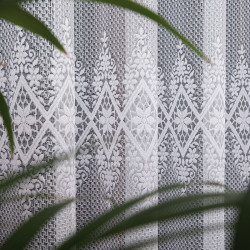 Firanka żakardowa ze wzorem pasowym 132029