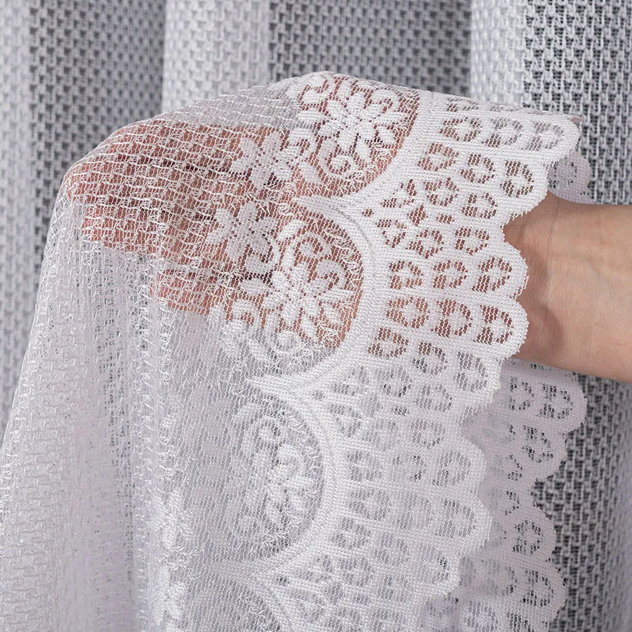 Firanka żakardowa ze wzorem pasowym 132029