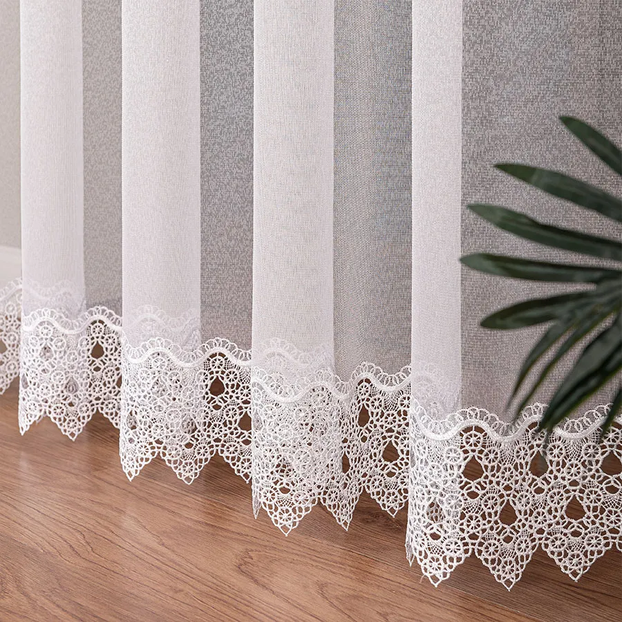 Firanka z aplikacją ze wzorem pasowym na markizecie 009314